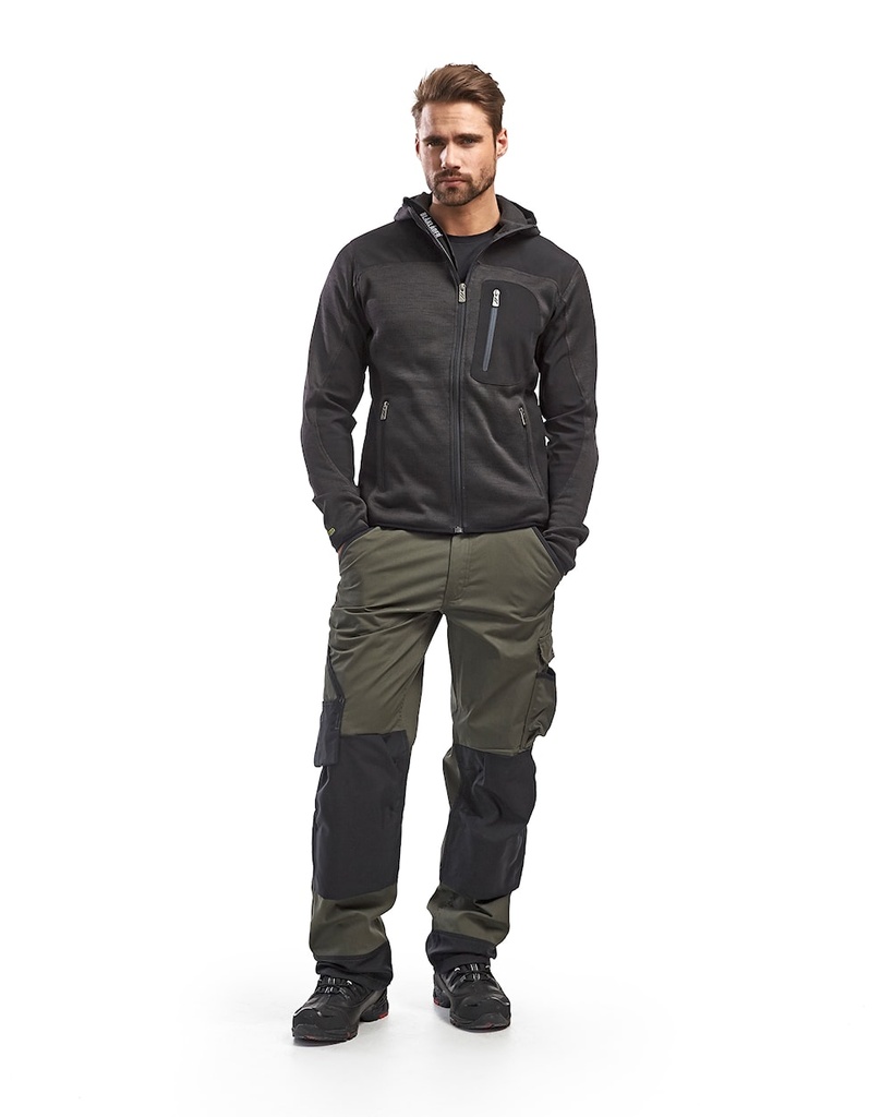 VESTE TRICOTÉE À CAPUCHE